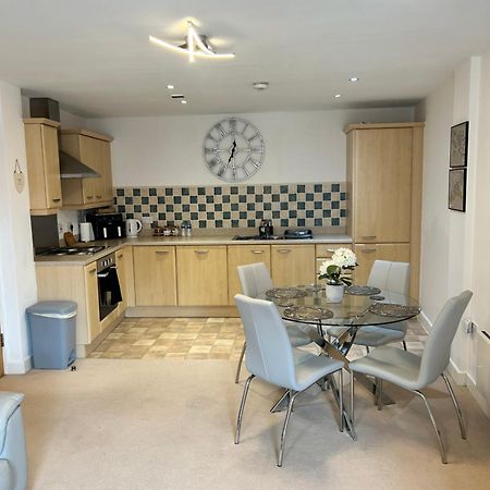 City Centre Apartment. Wrexham Buitenkant foto