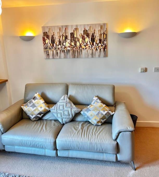 City Centre Apartment. Wrexham Buitenkant foto