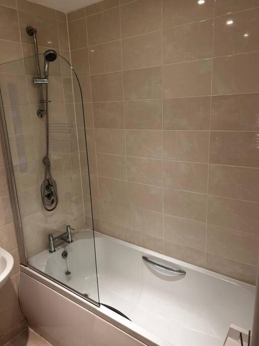 City Centre Apartment. Wrexham Buitenkant foto