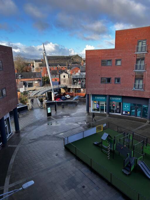 City Centre Apartment. Wrexham Buitenkant foto