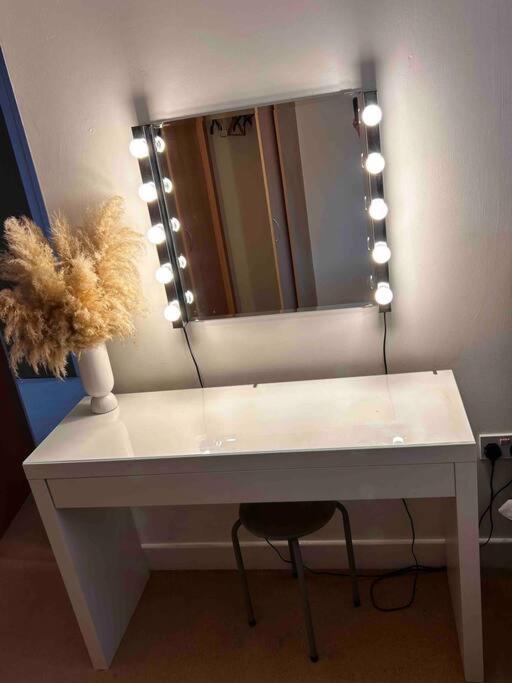 City Centre Apartment. Wrexham Buitenkant foto