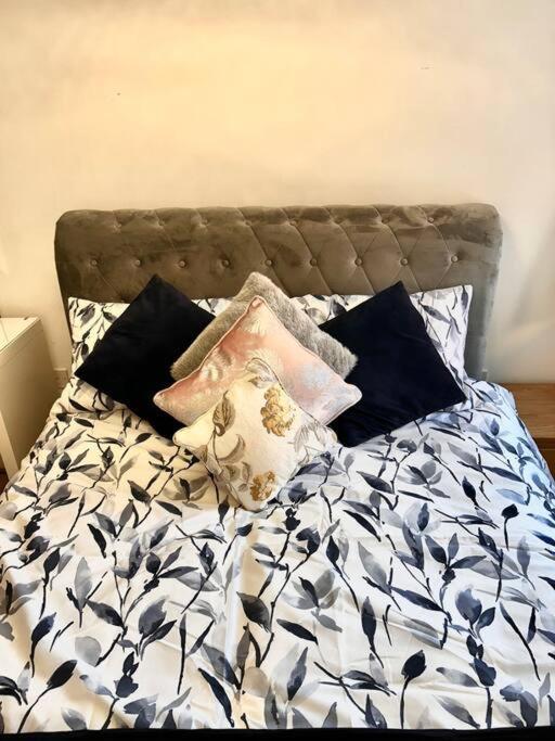 City Centre Apartment. Wrexham Buitenkant foto