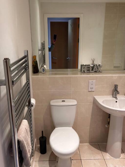 City Centre Apartment. Wrexham Buitenkant foto