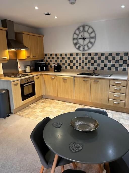 City Centre Apartment. Wrexham Buitenkant foto