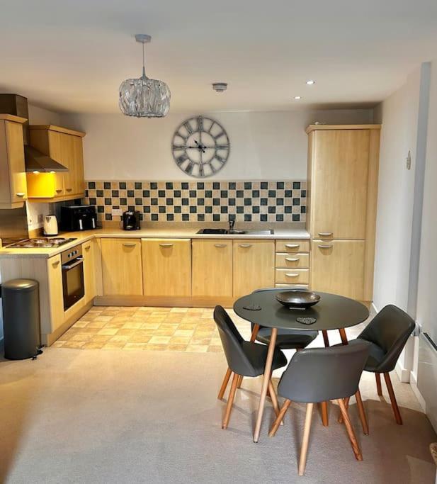 City Centre Apartment. Wrexham Buitenkant foto