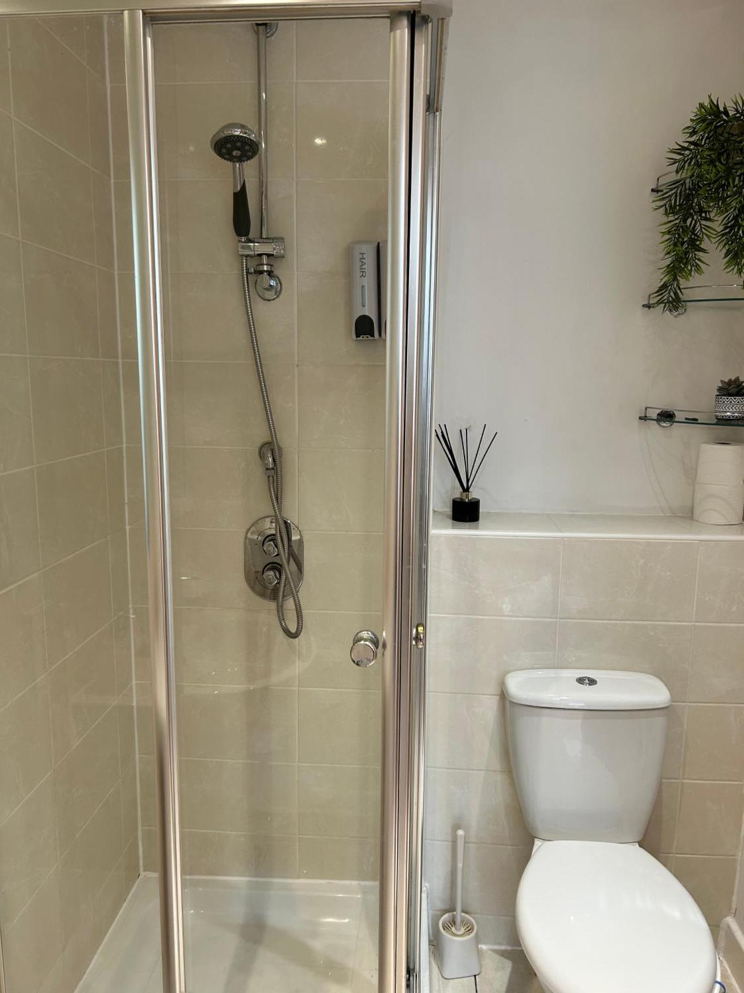 City Centre Apartment. Wrexham Buitenkant foto