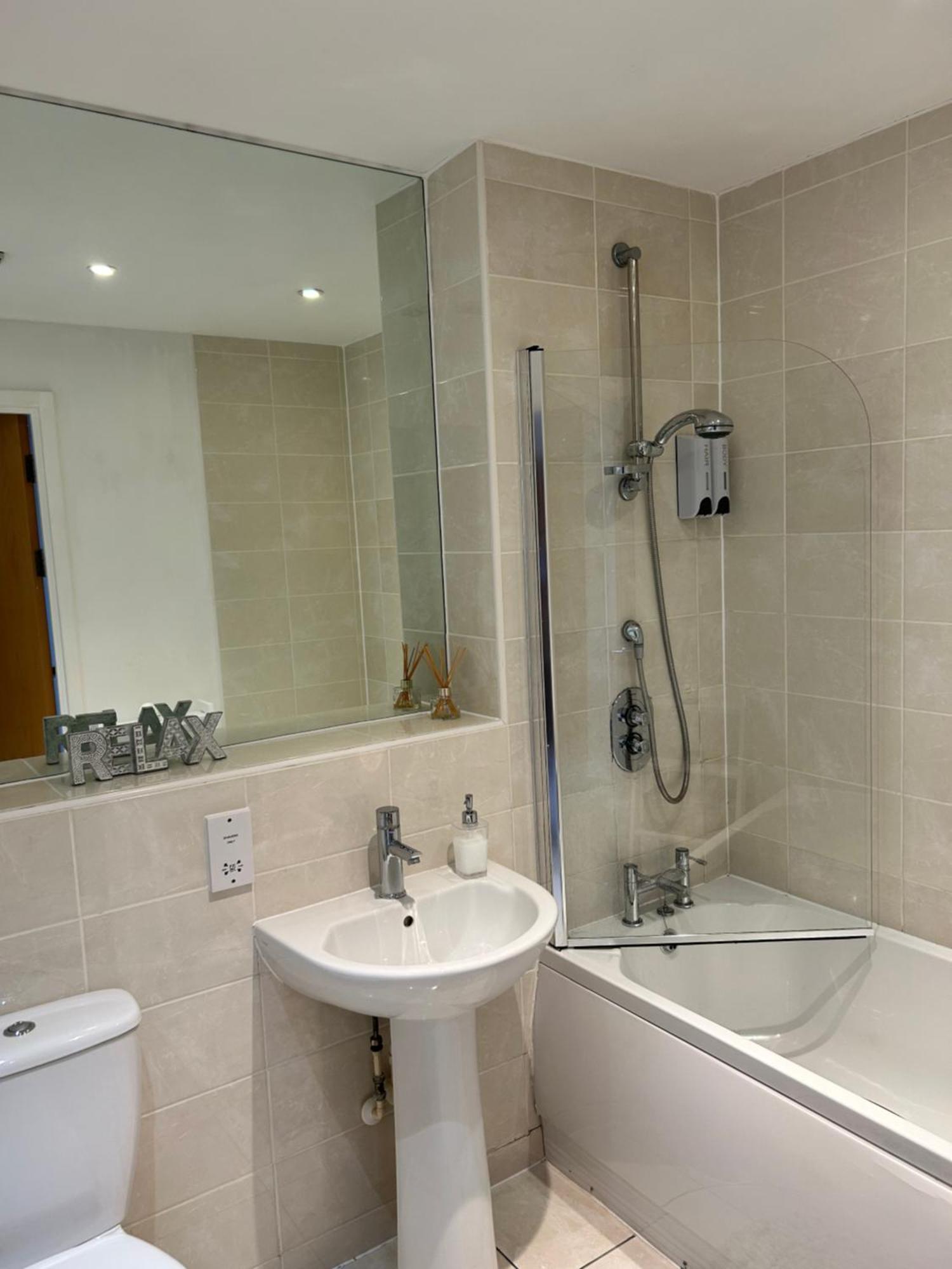 City Centre Apartment. Wrexham Buitenkant foto